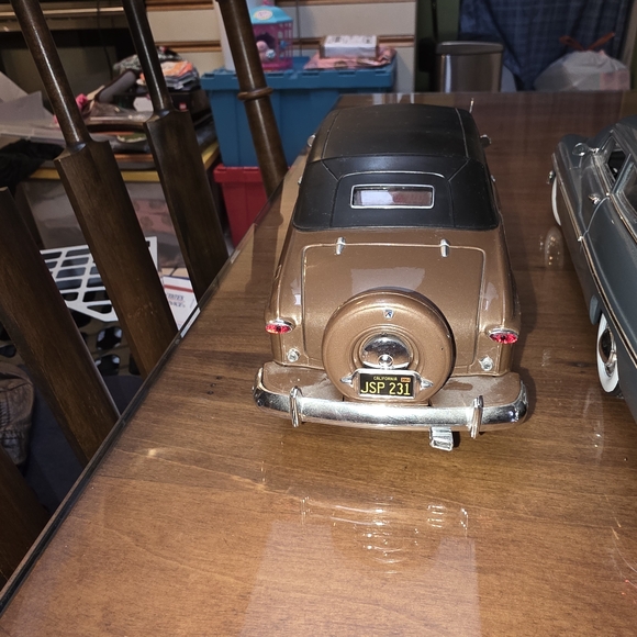 Classic Die-Cast Car Model Set - Blue, Brown, Maroon - Picture 6 of 8